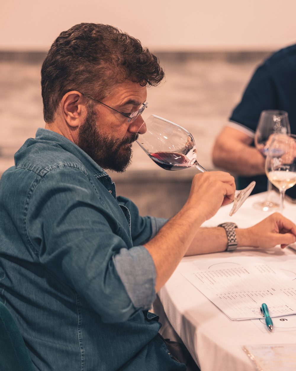 Alessandro Brizi durante una degustazione
