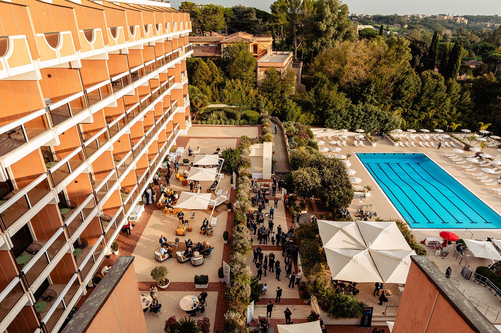 La terrazza della location con la piscina, durante un evento